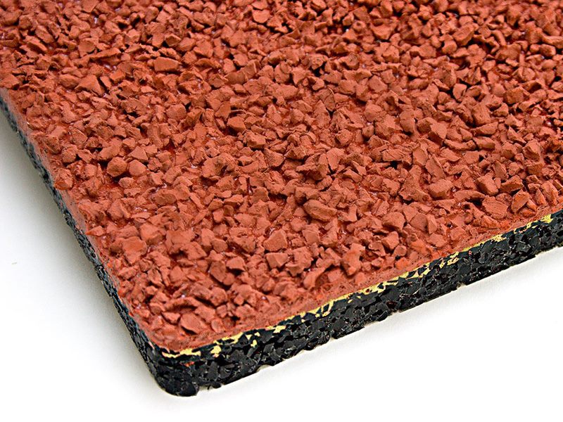 Nahaufnahme eines roten elastischen Belags mit sichtbaren Materialschichten.