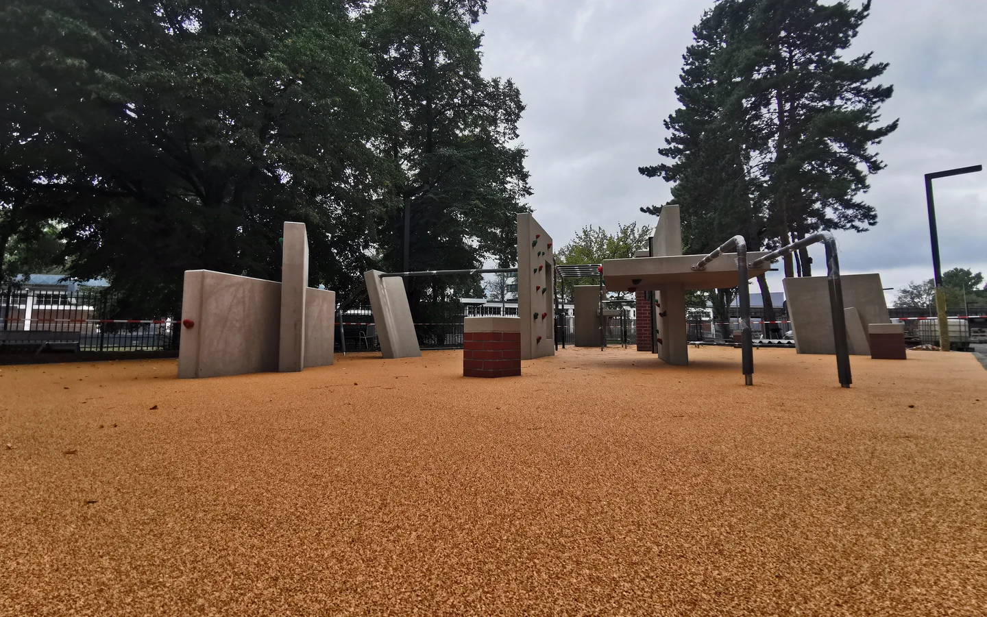 Sandfarbene Fläche unter einer Parkour-Anlage.
